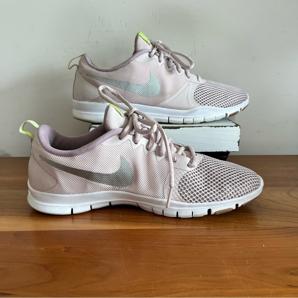 Women's NIKE Training Flex Essentials Running Shoes‎ Size 7.5  Pink & Gray